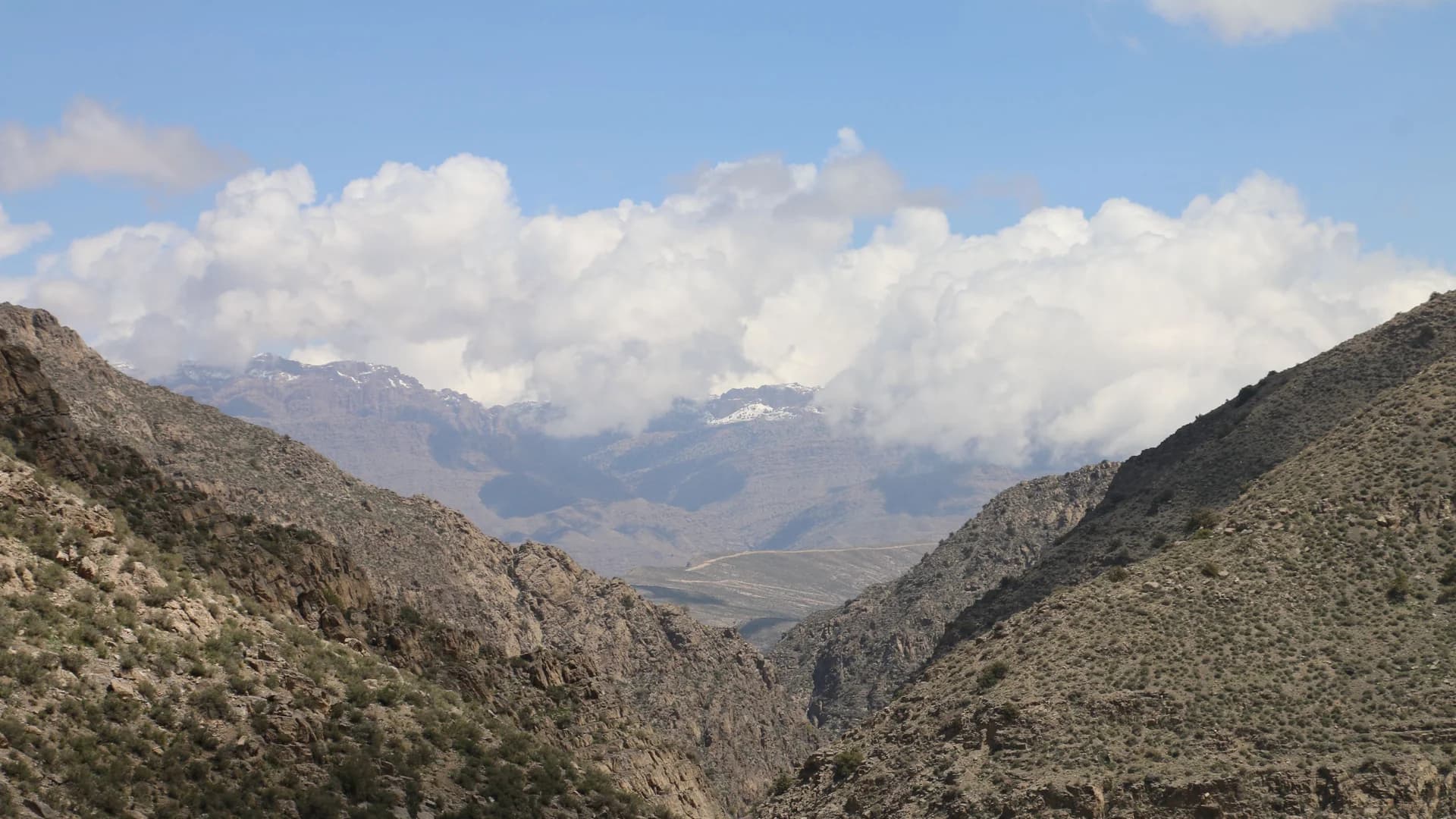 Chaîne de montagnes de l’Atlas sous un ciel nuageux