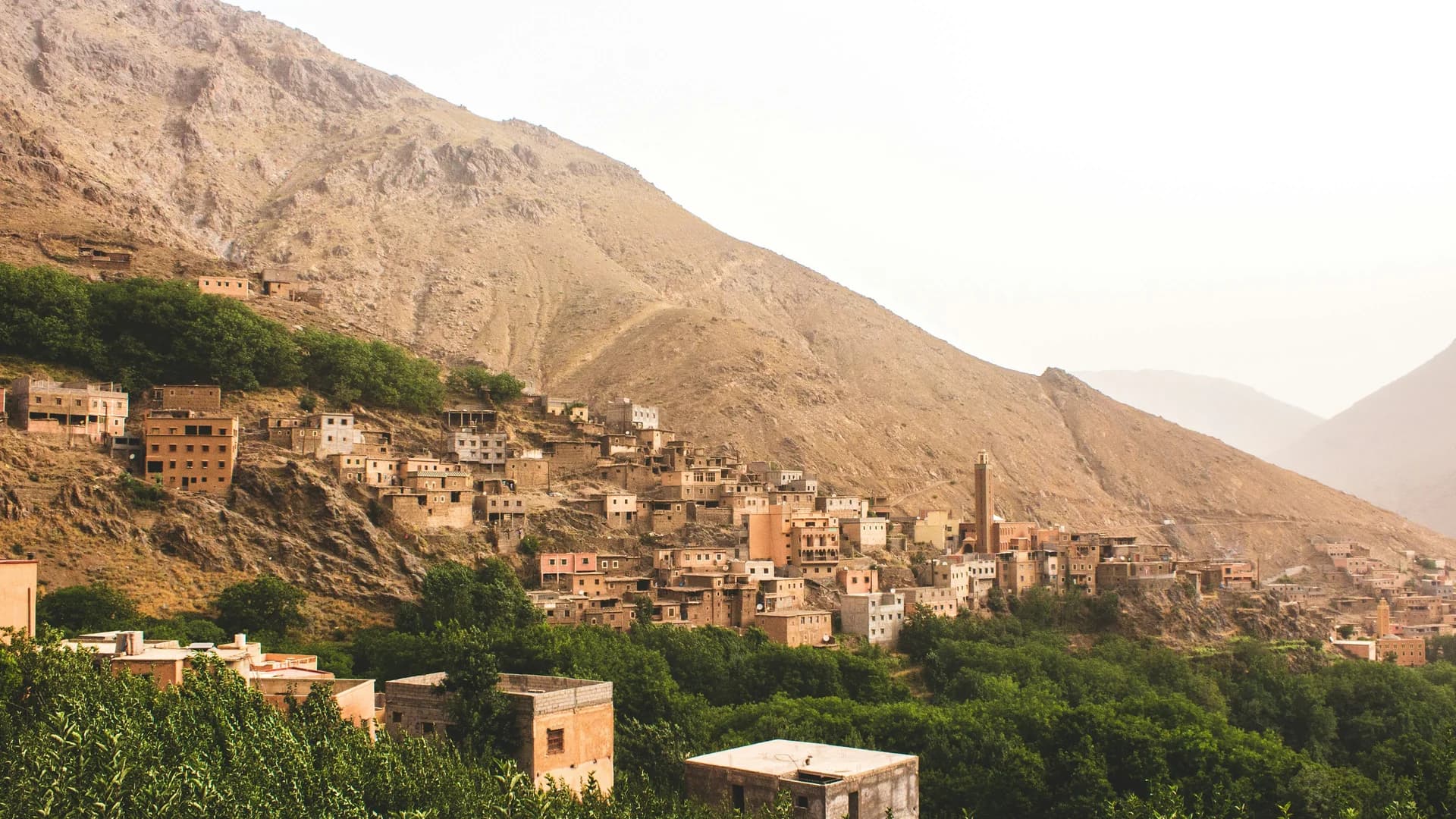 Maisons berbères sur les collines du Haut Atlas près d’Imlil