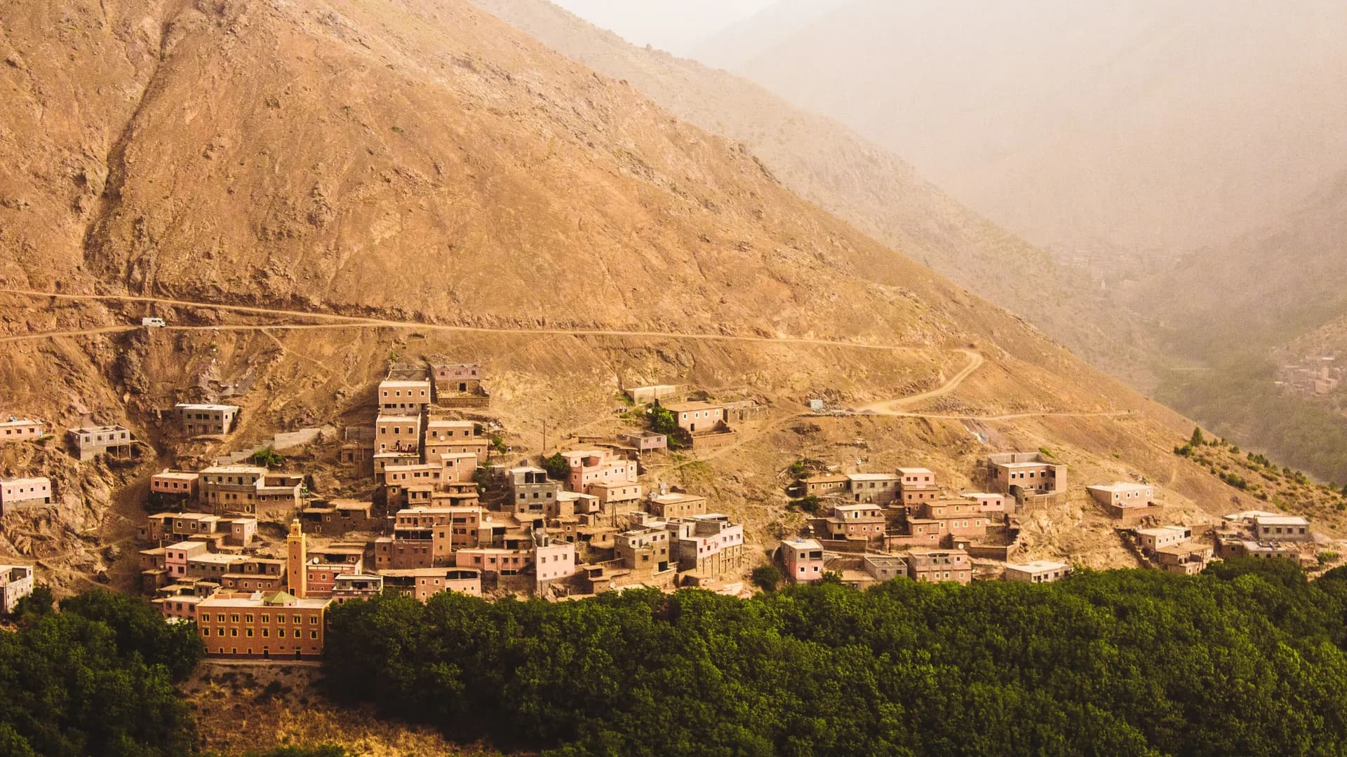 Maisons traditionnelles et noyers à Imlil