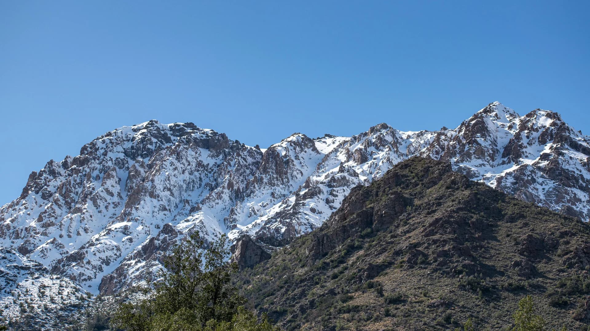 Sommets enneigés du mont Toubkal dans le Haut Atlas