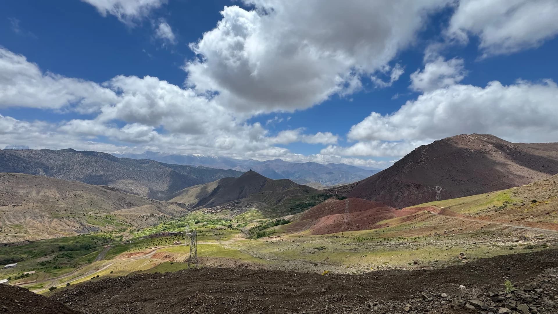 Montagnes du Haut Atlas sous un ciel bleu lors d’une excursion à Imlil