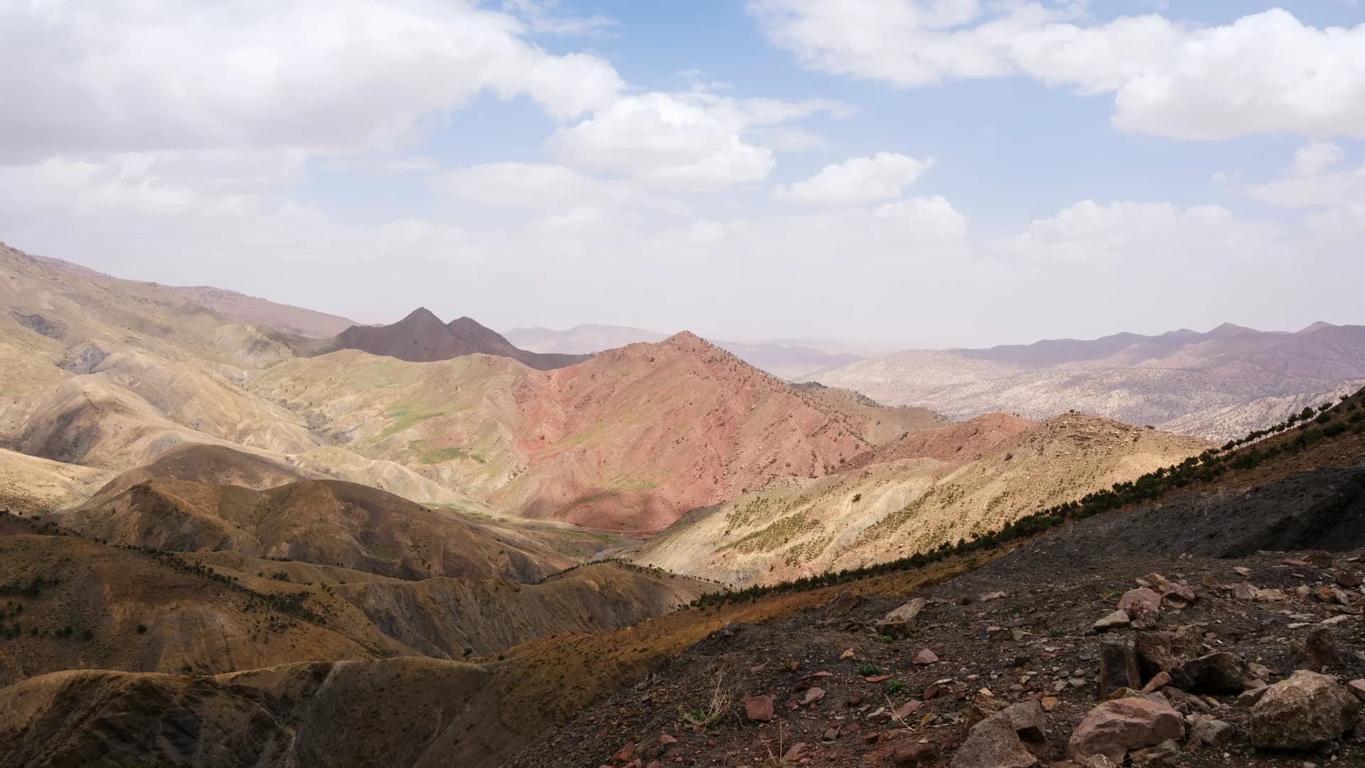 Paysage du Haut Atlas pour choisir entre excursion et randonnée à Imlil