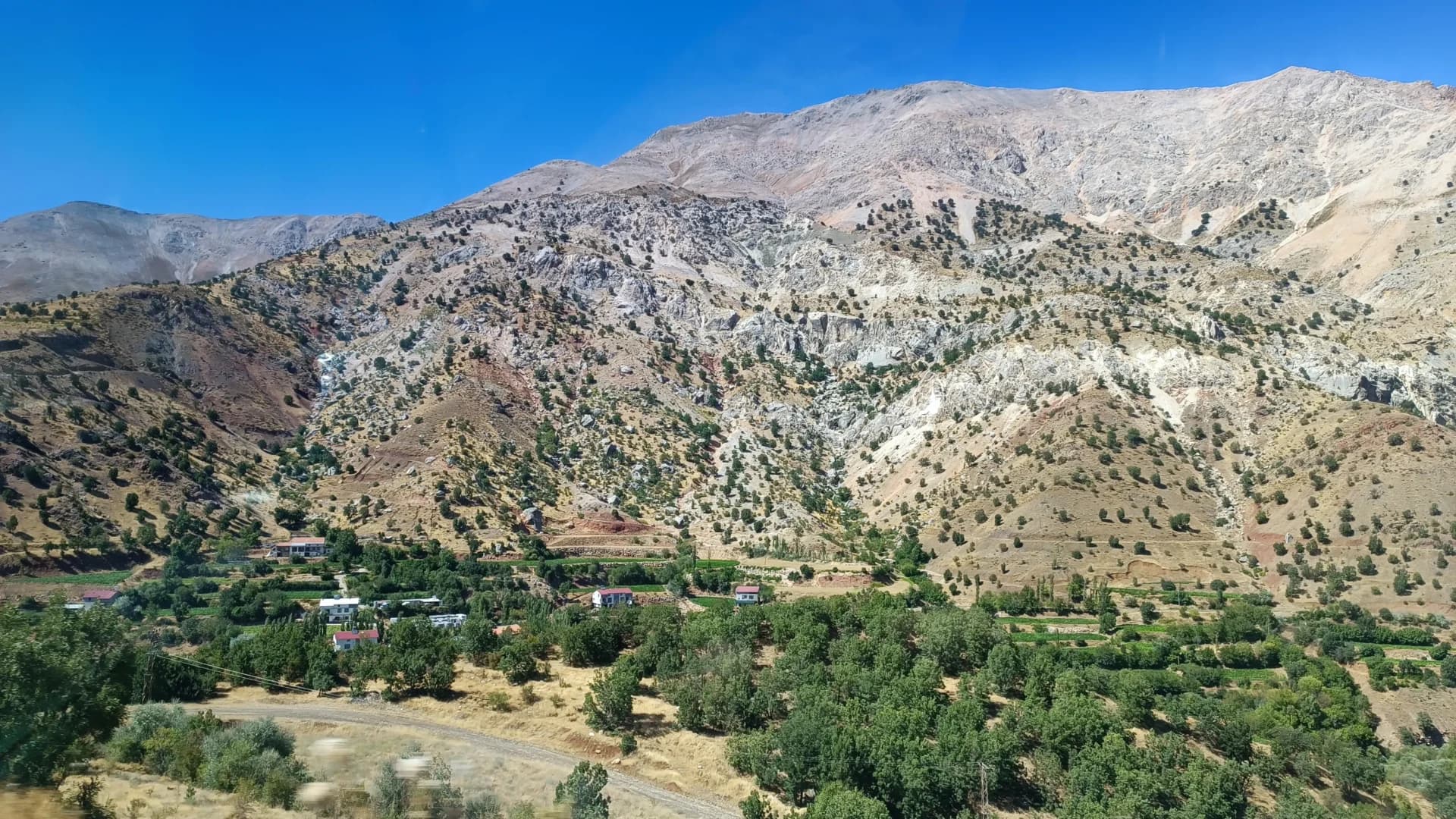 Paysage de montagne escarpée dans le Haut Atlas