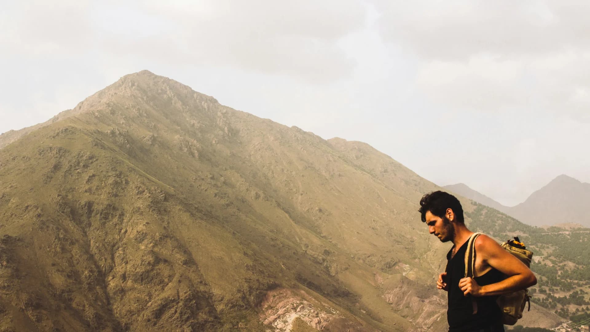 Randonneur en ascension avec un guide près d'Imlil