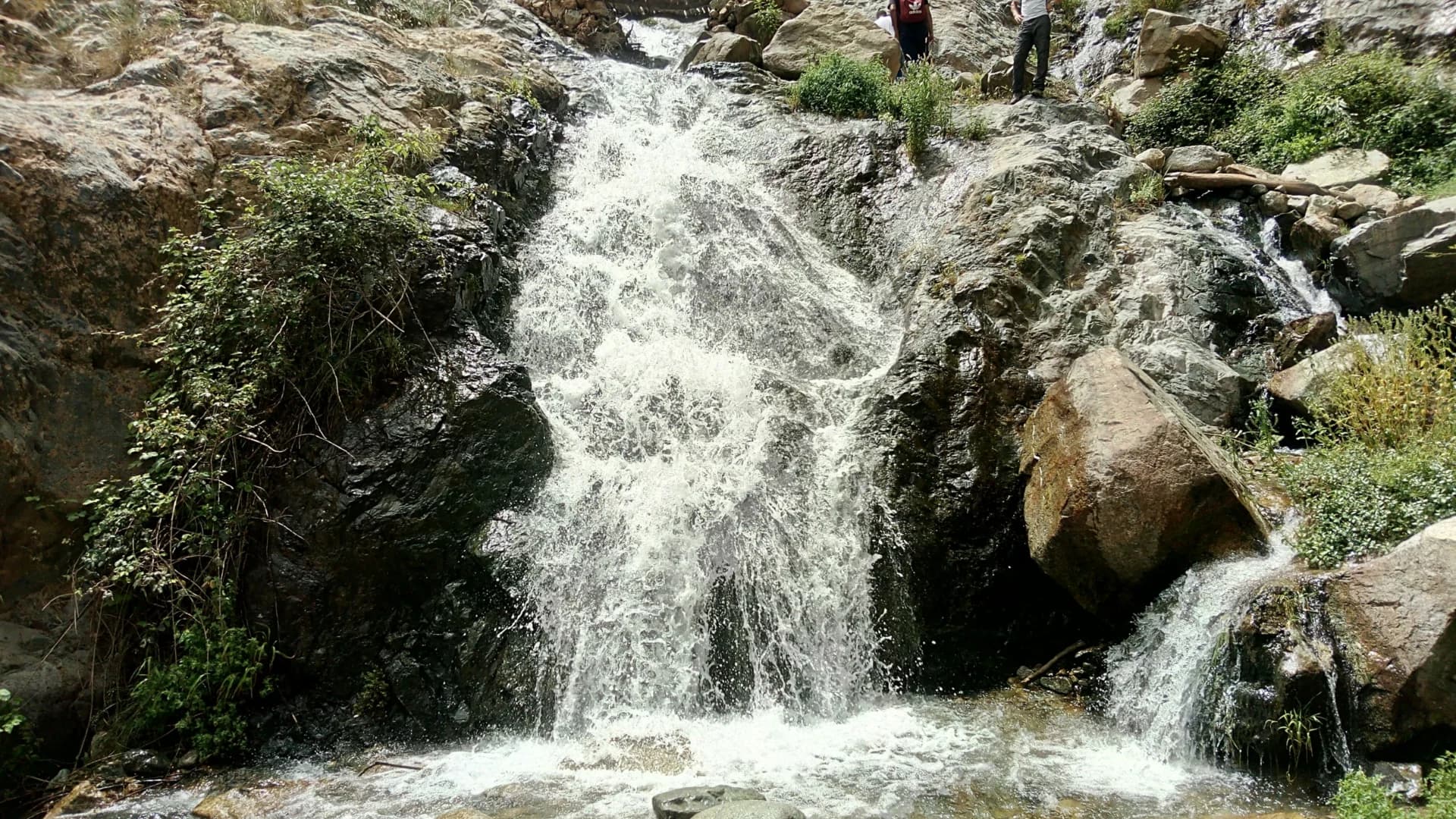 Marcheurs près des cascades d’Imlil