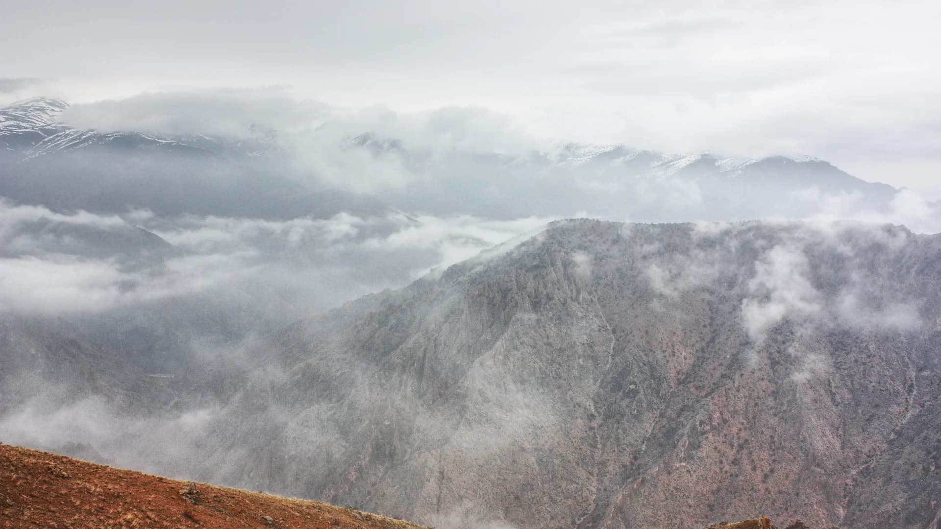 Reliefs escarpés dans la brume du Haut Atlas
