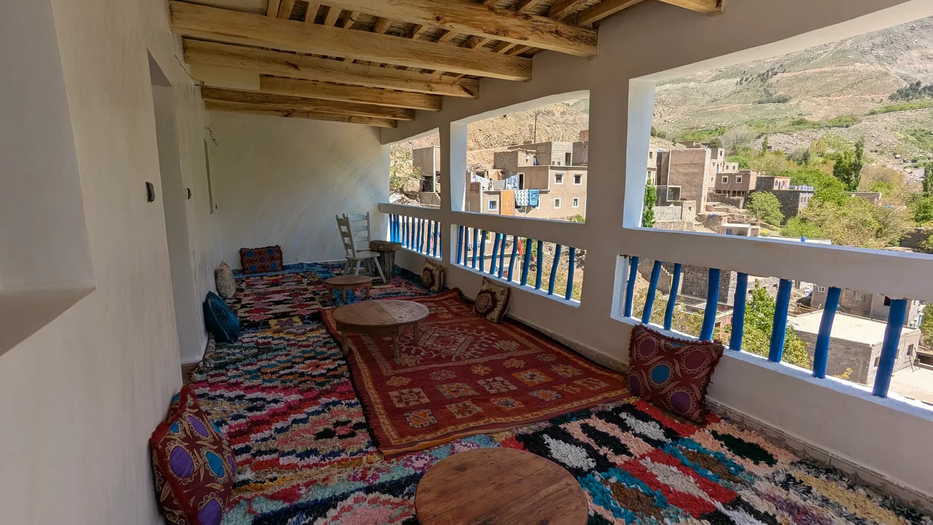 Terrasse avec tapis berbères et vue sur les montagnes d’Imlil