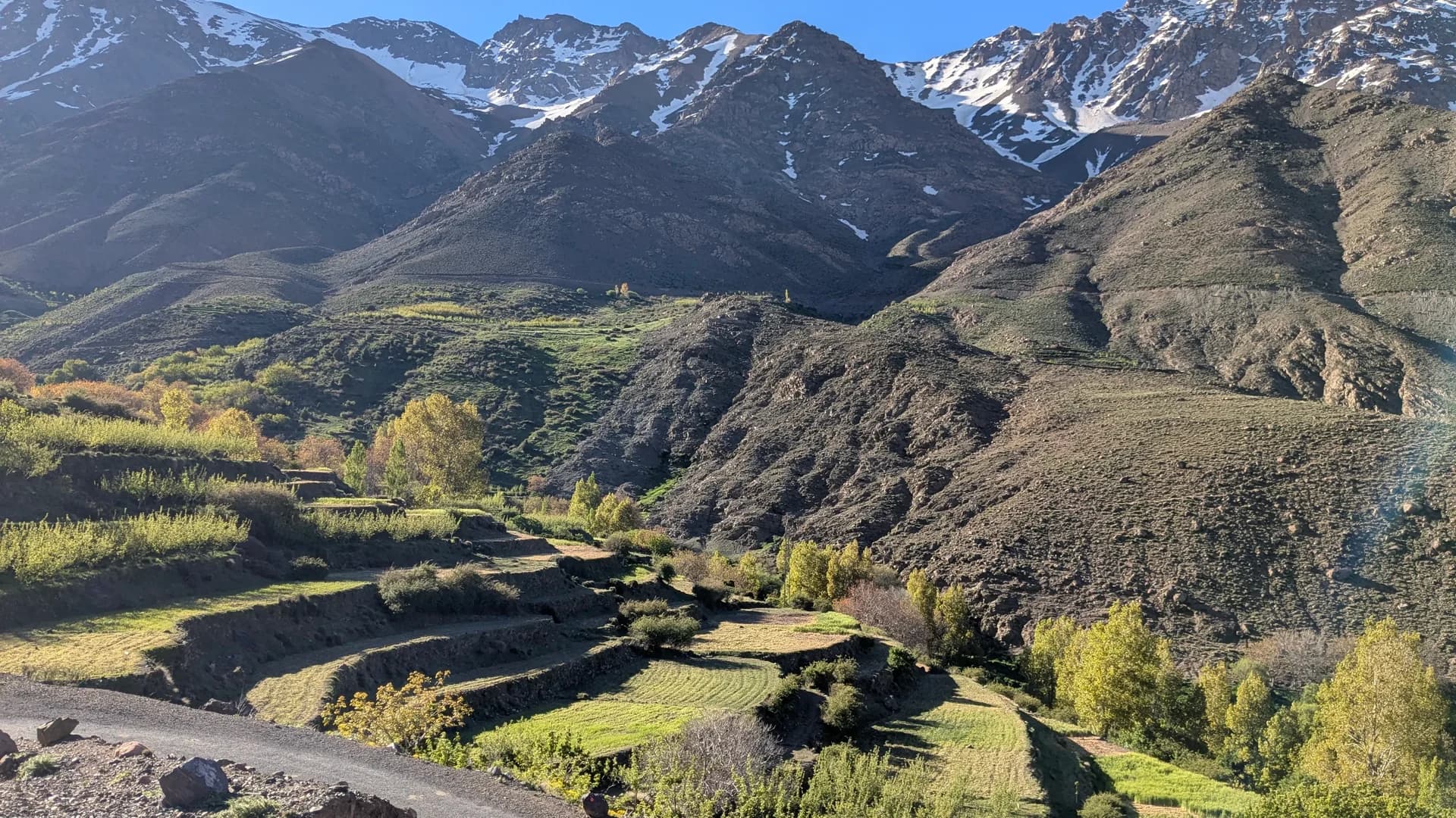 Terrasses cultivées près d’un village de montagne