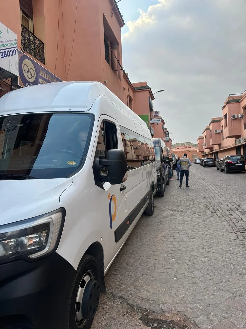 Minibus Renault blanc stationné dans une rue