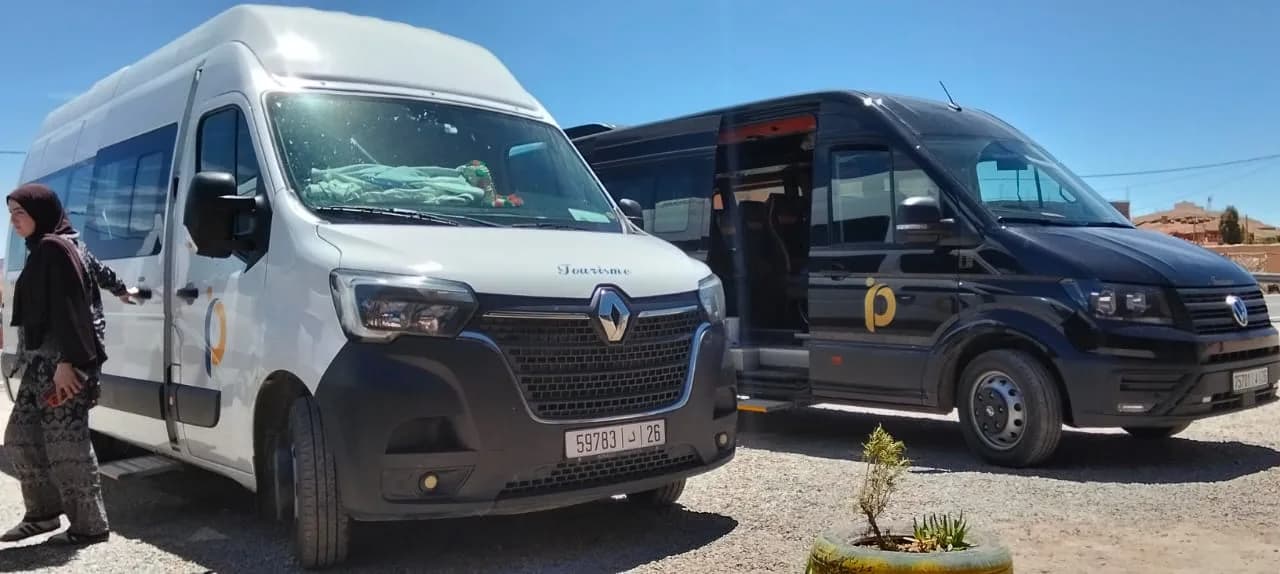 Minibus Renault blanc et Volkswagen noir stationnés côte à côte