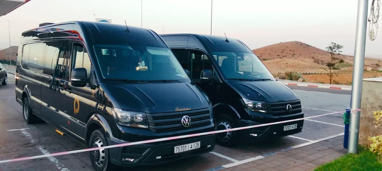Minibus Volkswagen et Mercedes stationnés côte à côte