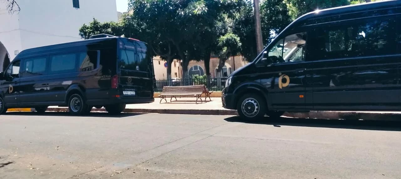 Minibus Volkswagen noirs vus de côté