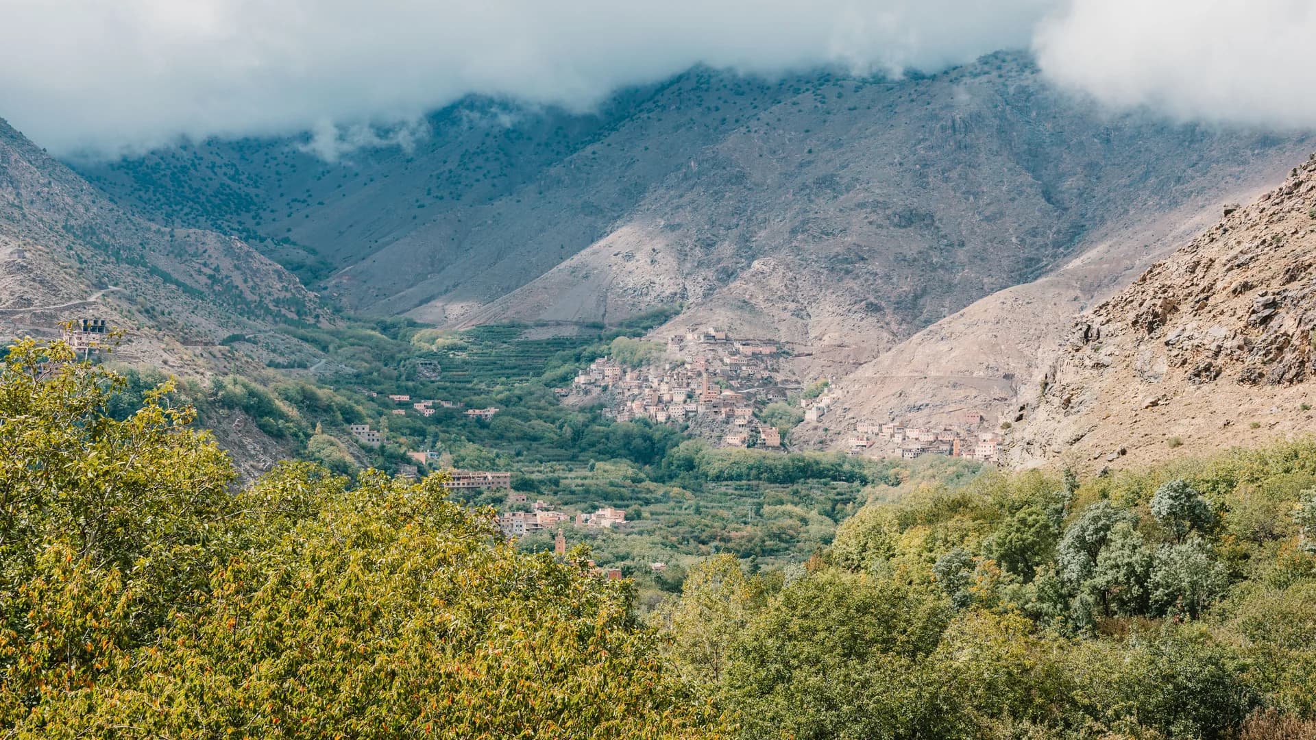 Vue aérienne panoramique de la vallée du Toubkal près d’Imlil
