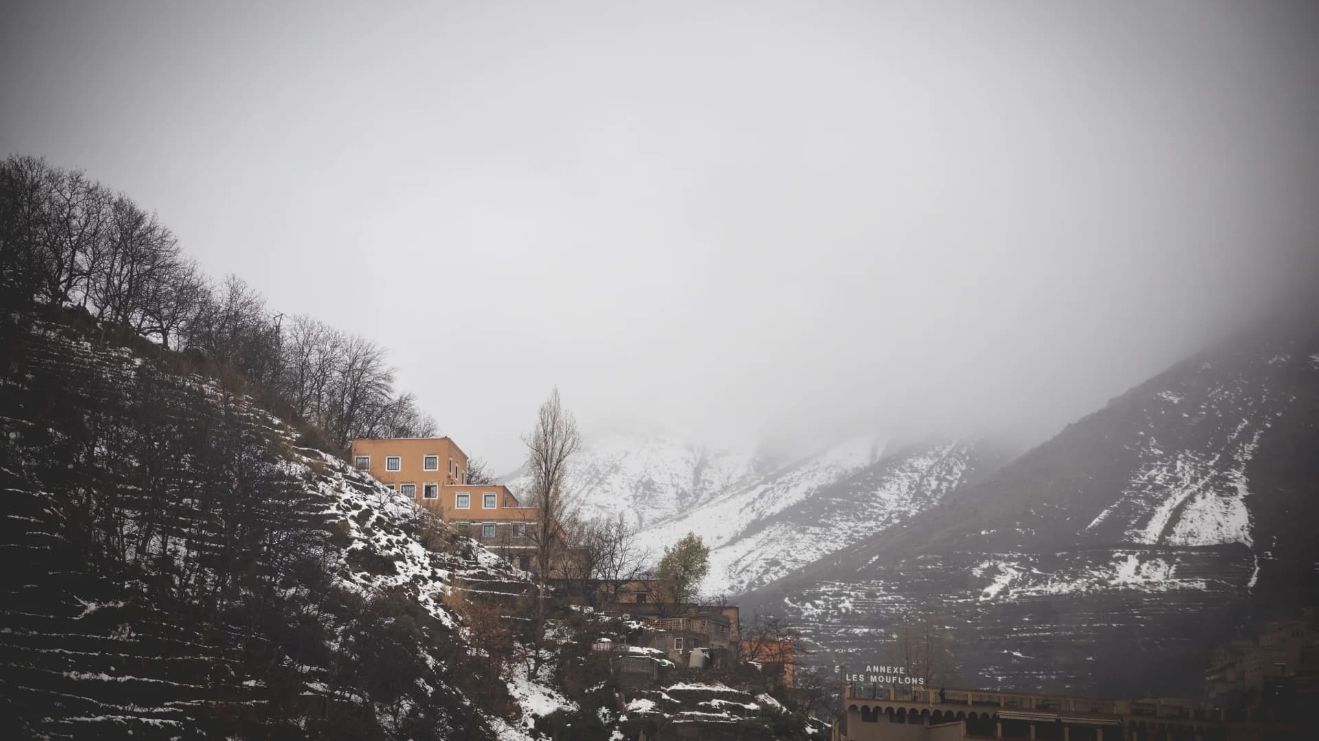 Village d’Imlil et montagnes enneigées en hiver