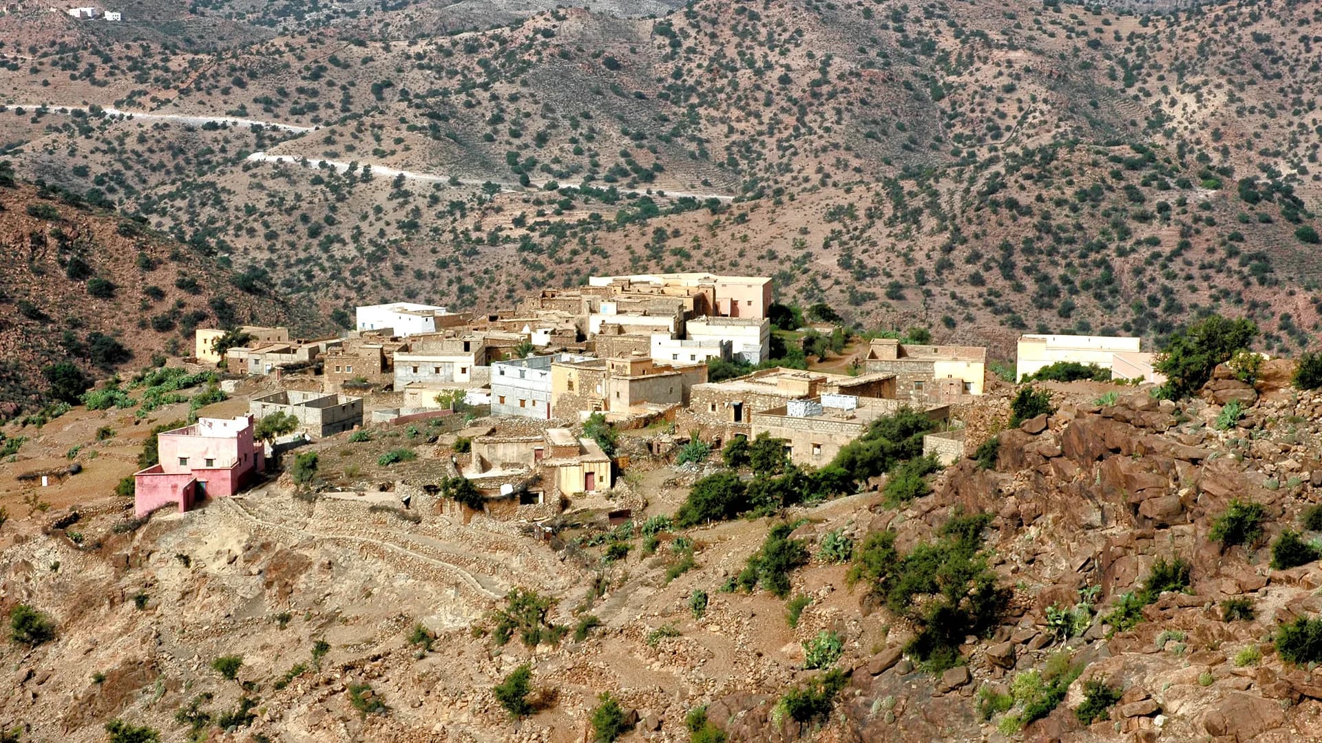 Vue aérienne d'un village berbère niché dans la vallée d'Imlil