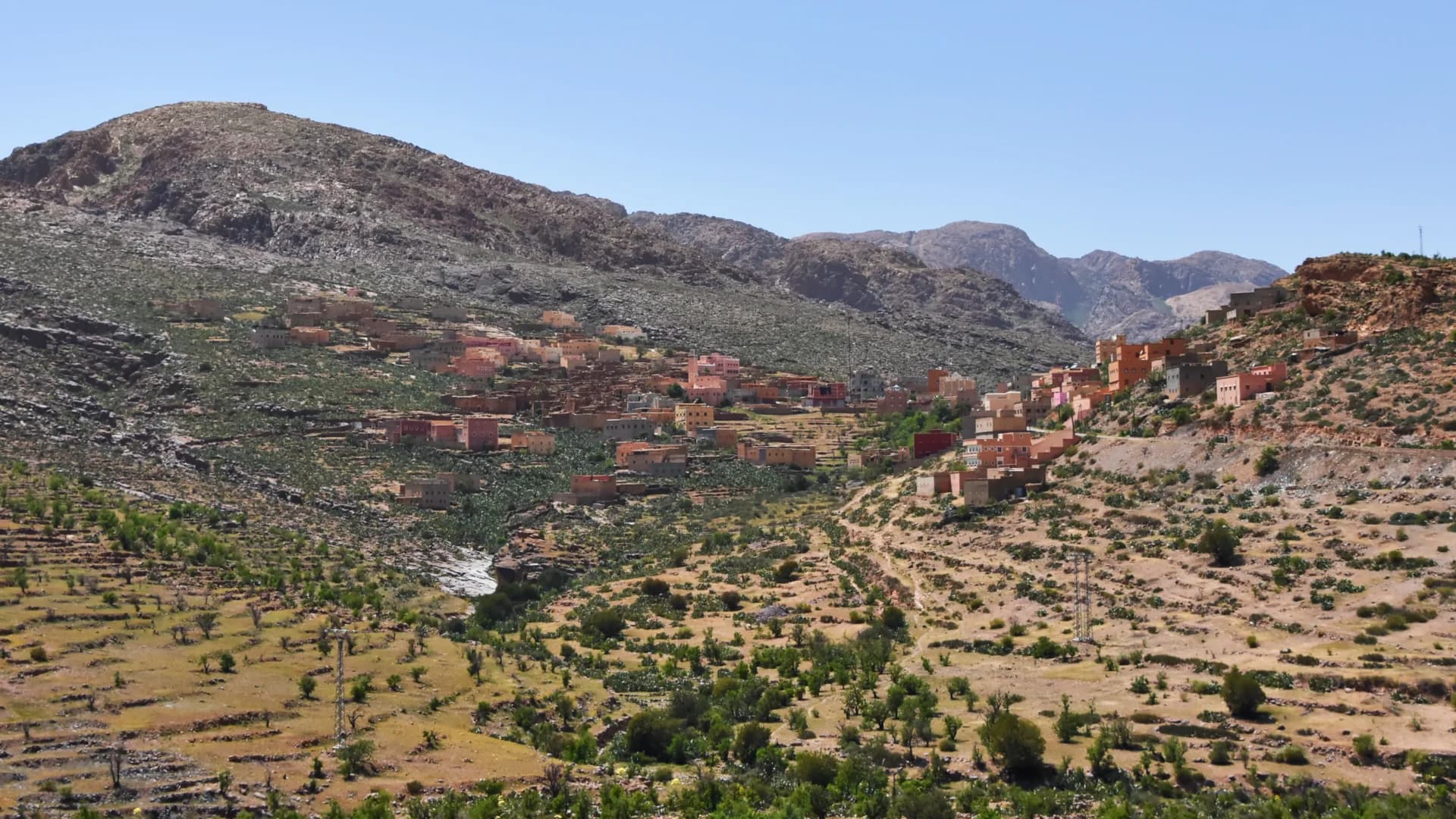 Village berbère à flanc de montagne près d’Imlil