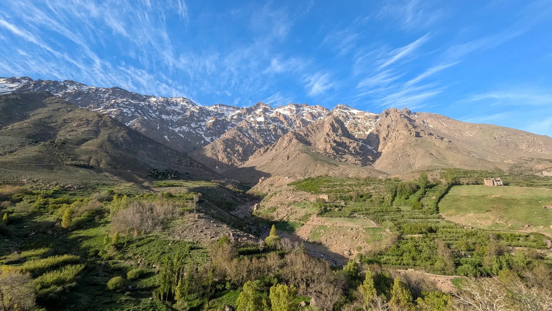 Vue sur une vallée du Haut Atlas pendant un trek près d’Imlil